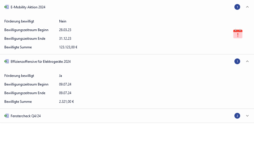 Kachel Förderungsübersicht mit vier vorhandenen Förderungen. Eine Förderung weist einen abgelaufenen Bewilligungszeitraum auf und wird mit einem roten Icon markiert.